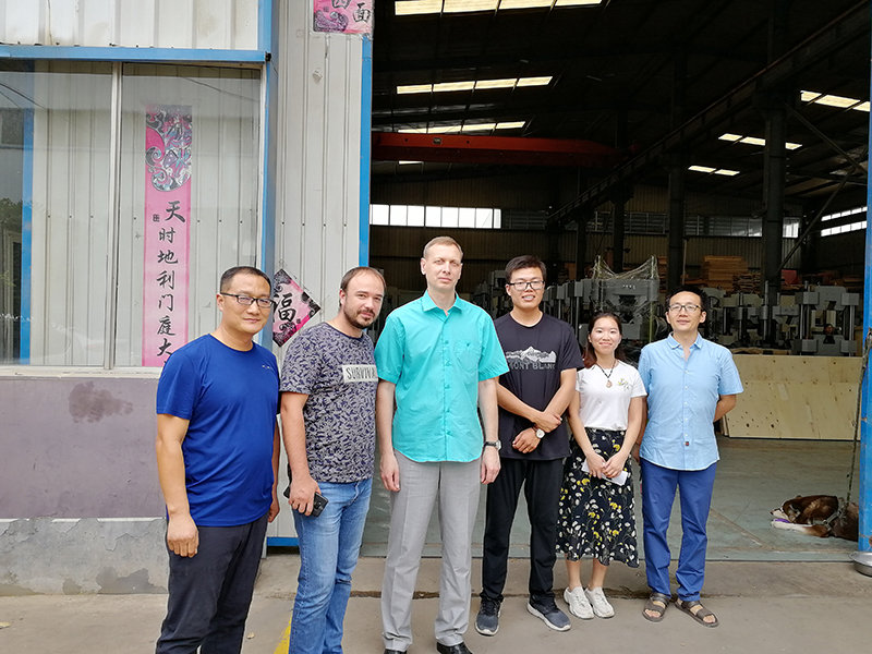 俄羅斯客戶到廠驗(yàn)收機(jī)器，獲得客戶一致好評(píng)